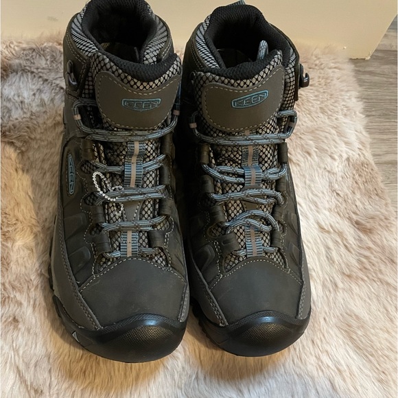 KEEN HIKING BOOTS - Picture 14 of 16